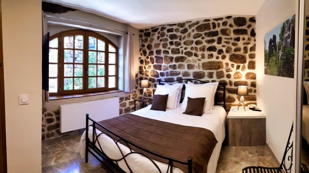 Room 1 "La Chaumière" - Queen Size Bed